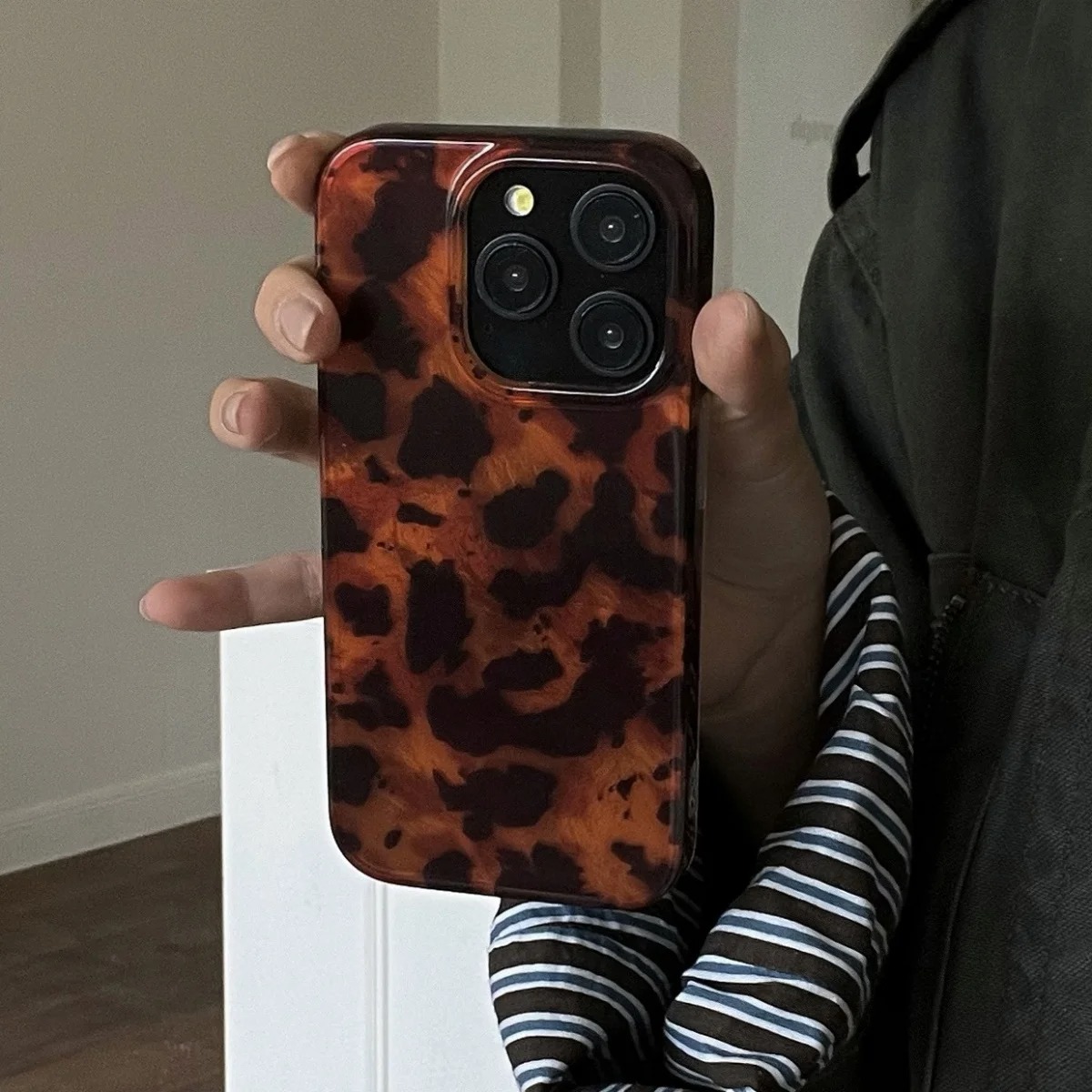 レトロなアンバーテクスチャのレーザー加工スマホケース iPh - Phone Cases Xs のレビューと価格